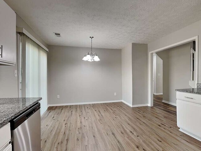 1052 Autumn Crest Dr in Stone Mountain, GA - Foto de edificio - Building Photo