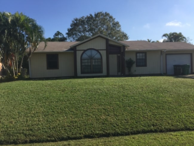 property at 1133 SW Hibiscus St