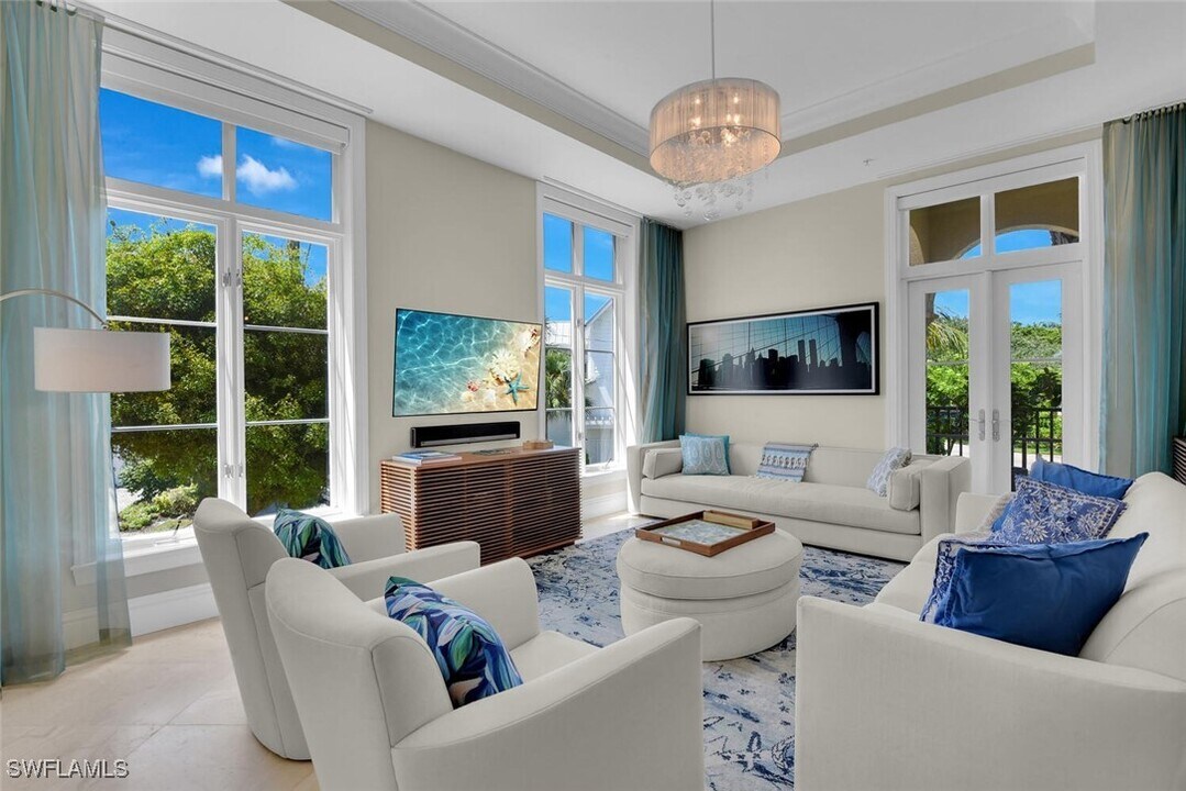 684 10th Ave S in Naples, FL - Building Photo