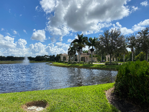 1355 Weeping Willow Ct in Cape Coral, FL - Foto de edificio - Building Photo