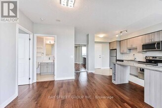 9201 Yonge St in Richmond Hill, ON - Building Photo - Building Photo