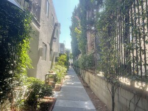 4346 Ventura Canyon Ave in Sherman Oaks, CA - Foto de edificio - Building Photo
