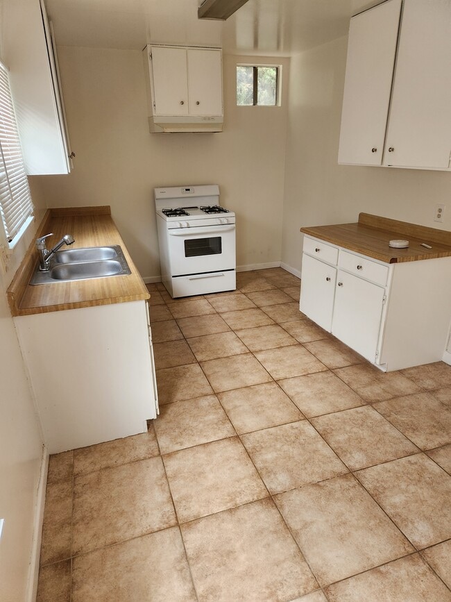 14460 Dickens St, Unit Max in Sherman Oaks, CA - Foto de edificio - Building Photo