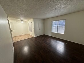 Broadway Apartments in Anaheim, CA - Foto de edificio - Building Photo
