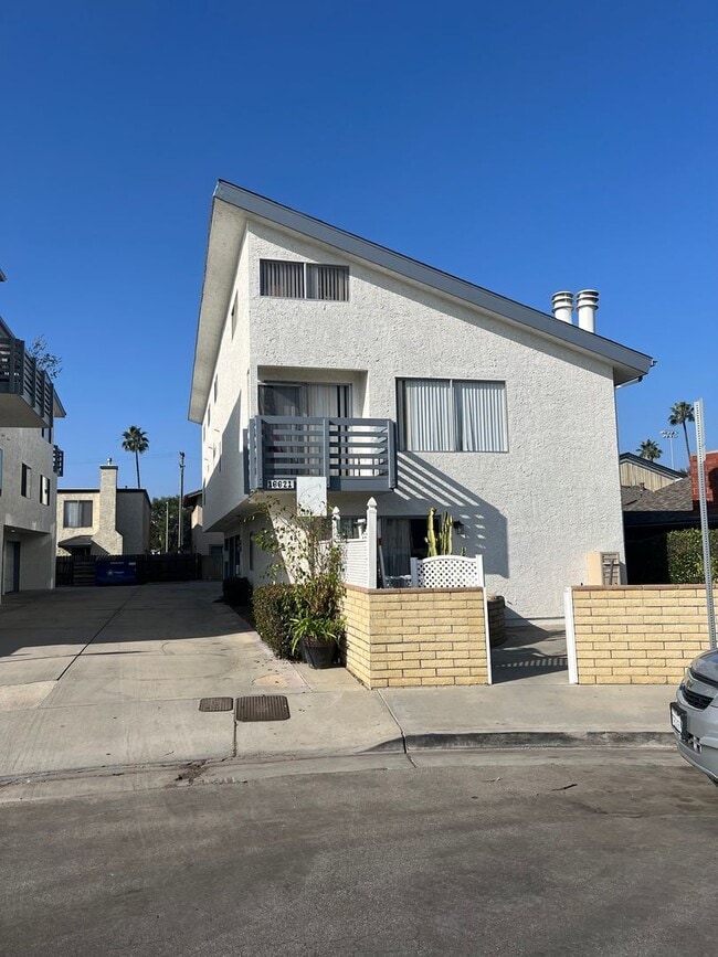 16621 Dolores Ln in Huntington Beach, CA - Building Photo - Building Photo