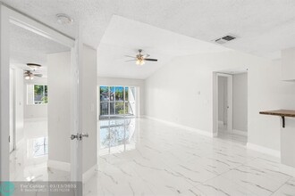 9833 Westview Dr in Coral Springs, FL - Foto de edificio - Building Photo