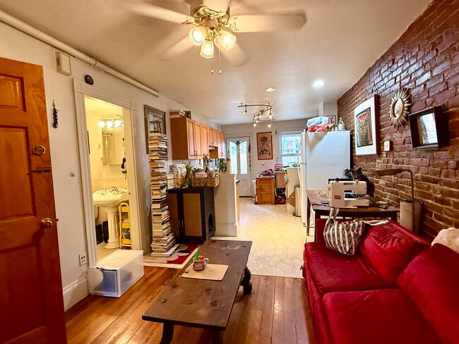 4 Mead St, Unit 1A in Boston, MA - Foto de edificio - Building Photo