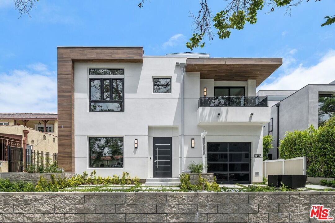 816 N Orange Dr in Los Angeles, CA - Building Photo