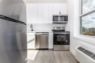 1252 Main St in East Hartford, CT - Building Photo