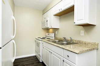 1 & 2 Bedrooms at Clearwater Apartments –  in Cincinnati, OH - Foto de edificio - Building Photo