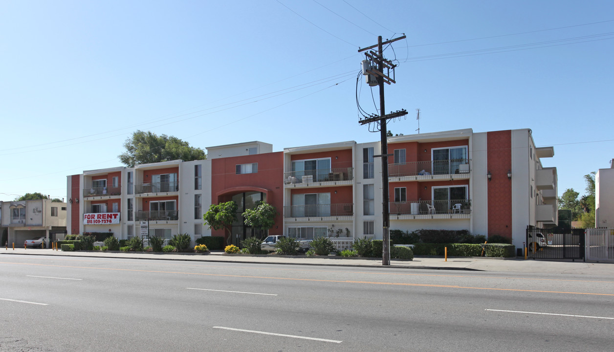 13820 Victory Blvd in Van Nuys, CA - Building Photo