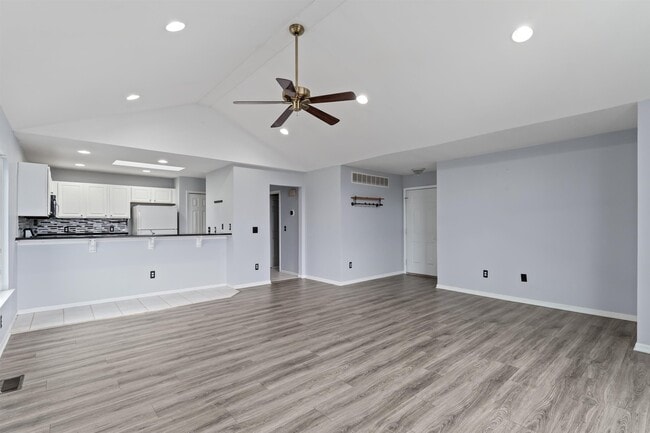 512 W 12 Mile Rd, Unit Apt 2 in Royal Oak, MI - Building Photo - Building Photo