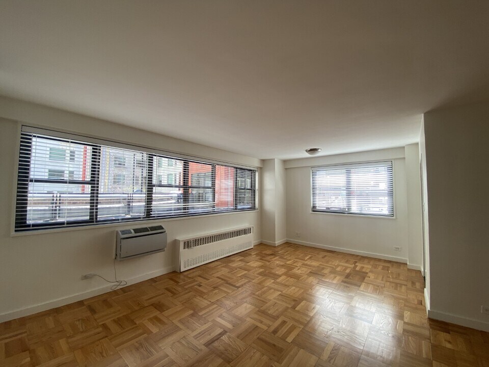 114 E 16th St in New York, NY - Building Photo
