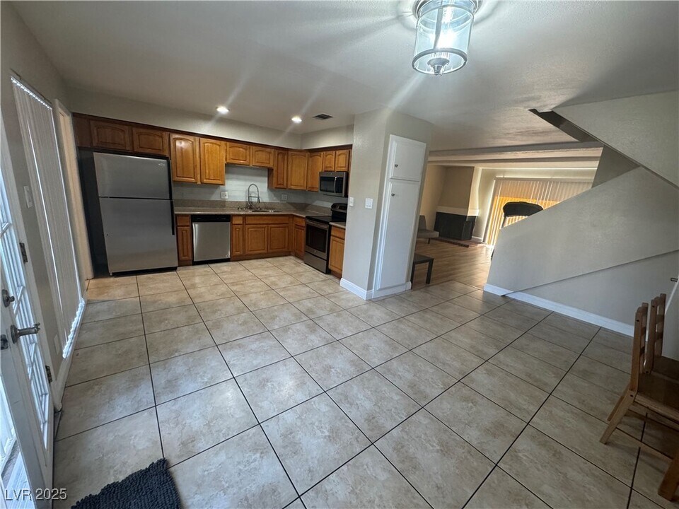 504 Delfern Ln in Las Vegas, NV - Building Photo