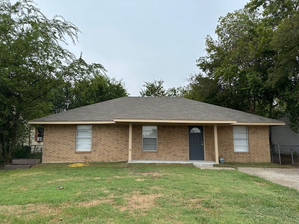 4008 Templeton St in Greenville, TX - Building Photo