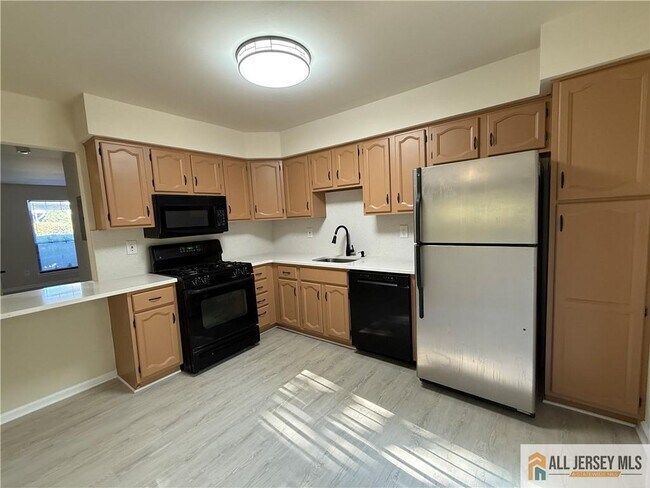2305 Deerfield Dr in Edison, NJ - Building Photo - Building Photo