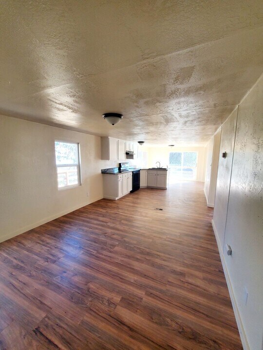 866 Riverside Dr in Klamath Falls, OR - Building Photo