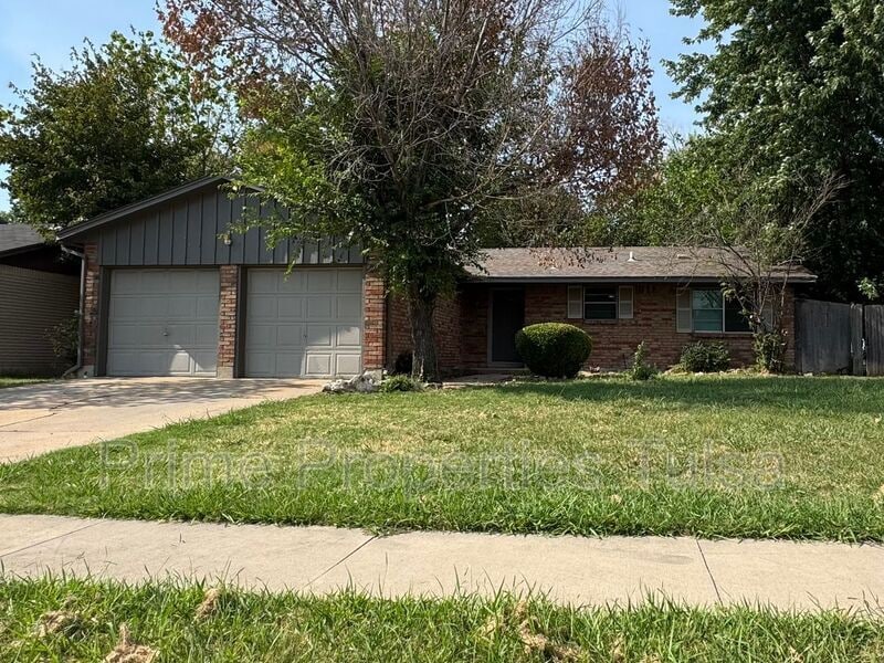 10853 E 33rd Pl in Tulsa, OK - Building Photo