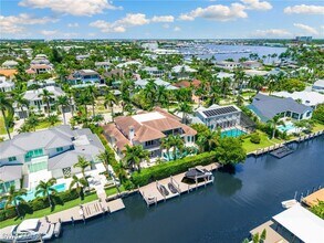 590 17th Ave S in Naples, FL - Building Photo - Building Photo