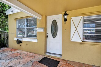 1498 NE 180th St in North Miami Beach, FL - Building Photo - Building Photo