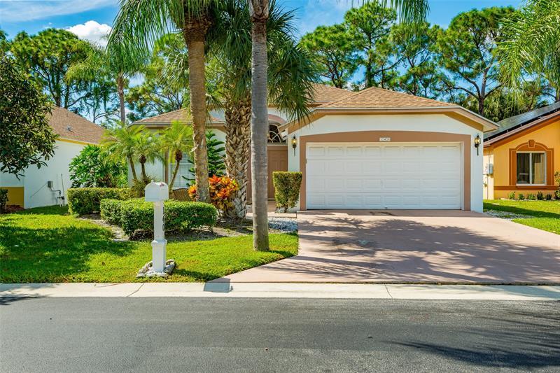 140 Paddock Ln in Greenacres, FL - Building Photo
