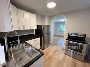 3561 Centerhill Dr N in Jacksonville, FL - Foto de edificio - Building Photo
