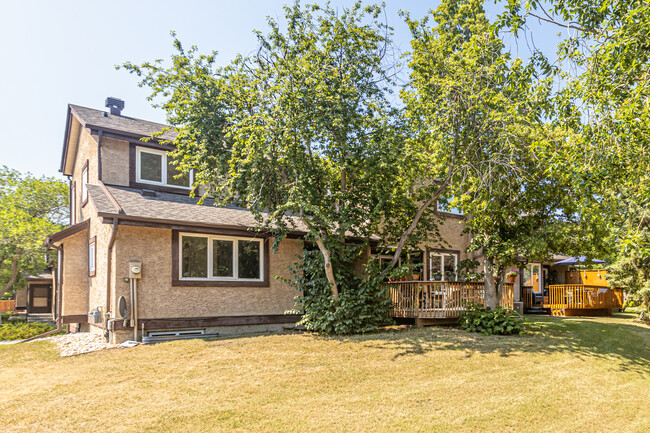 Courtyard Of Riverbend in Edmonton, AB - Building Photo - Building Photo