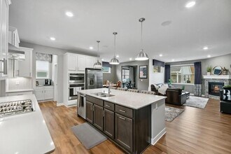 9337 Bridle Way in Victoria, MN - Foto de edificio - Building Photo