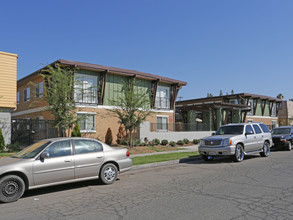 San Ramon Court in Fresno, CA - Building Photo - Building Photo