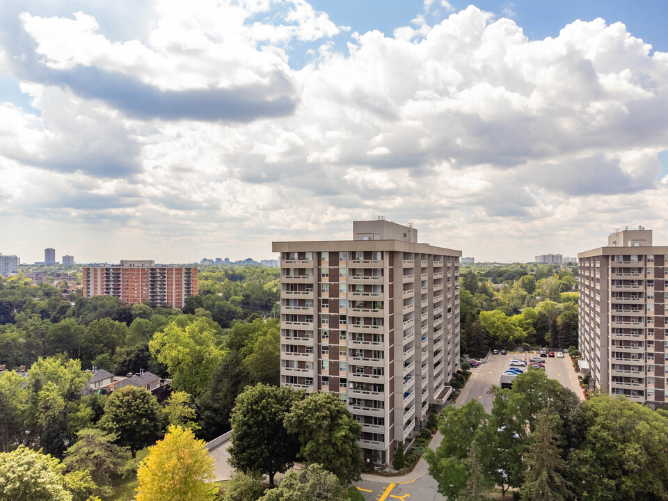 50 Inverlochy Blvd in Markham, ON - Building Photo