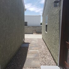 5715 S Rimpau Blvd in Los Angeles, CA - Building Photo - Building Photo
