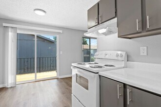 1010 SE 122nd Ave in Portland, OR - Foto de edificio - Building Photo