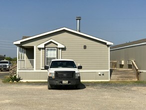 Carrizo Housing Facility in Carrizo Springs, TX - Building Photo - Building Photo