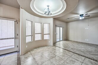 2060 E Heartwood Ln in Phoenix, AZ - Foto de edificio - Building Photo
