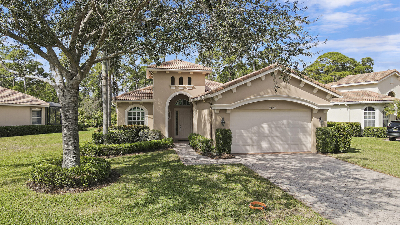 7121 Maidstone Dr in Port St. Lucie, FL - Building Photo