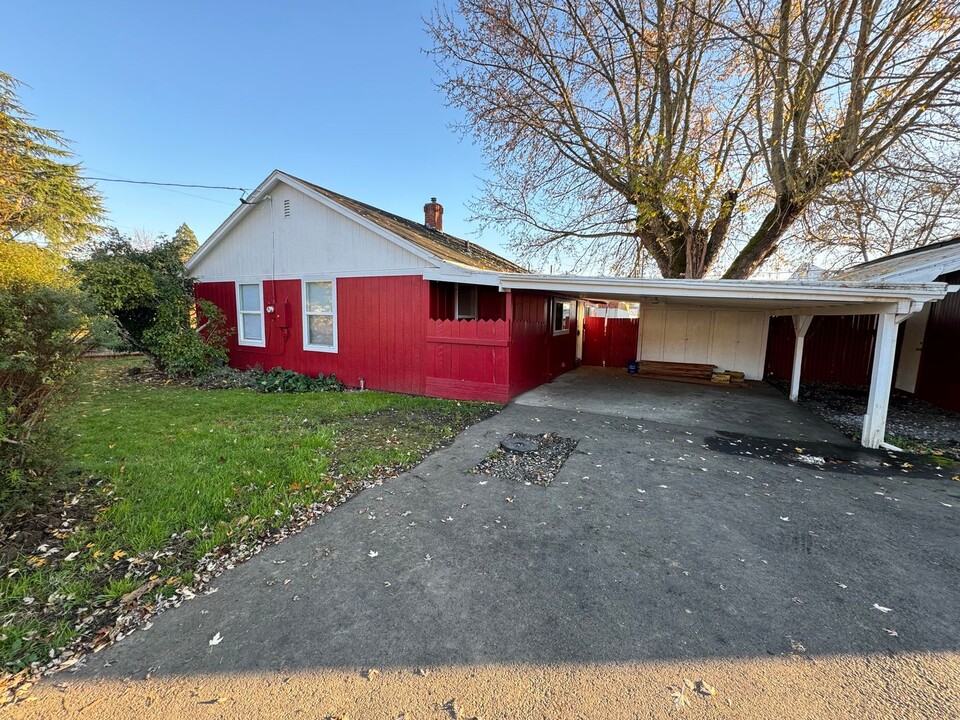 157 Branton St in Sutherlin, OR - Foto de edificio