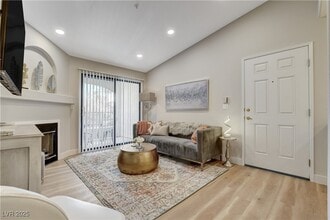 950 Seven Hills Dr in Henderson, NV - Building Photo - Building Photo