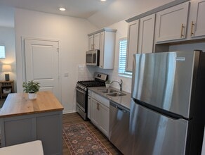 160 Rioja, Unit B in Kyle, TX - Foto de edificio - Building Photo