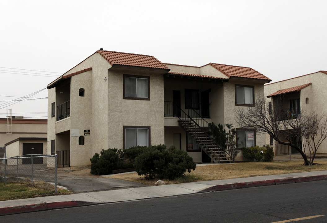 620 E Virginia Way in Barstow, CA - Building Photo