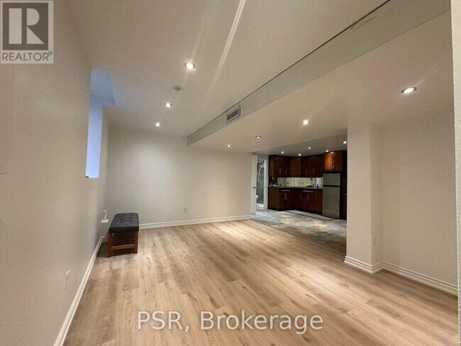 5510 Red Brush Dr in Mississauga, ON - Building Photo - Building Photo