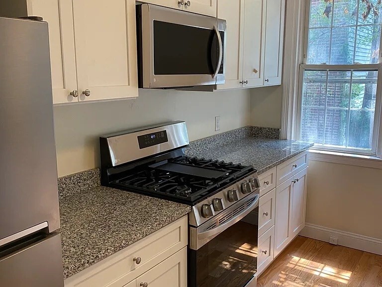 83 Bolton St, Unit 3 in Boston, MA - Building Photo