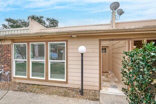 1014 Graham Dr in Tomball, TX - Building Photo