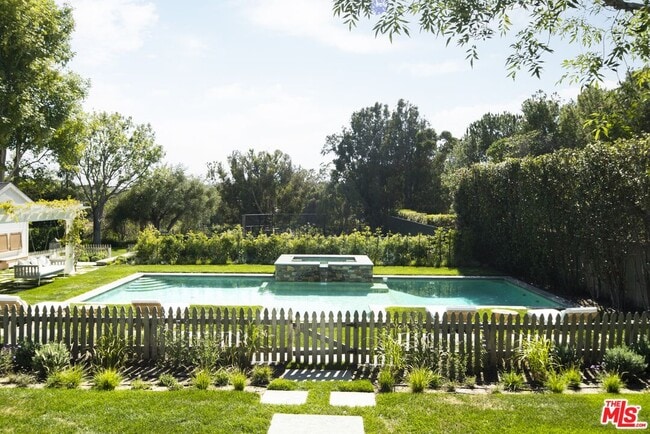 6763 Zumirez Dr in Malibu, CA - Building Photo - Building Photo