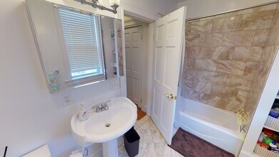 210 Winthrop Rd, Unit 12 in Brookline, MA - Foto de edificio - Building Photo