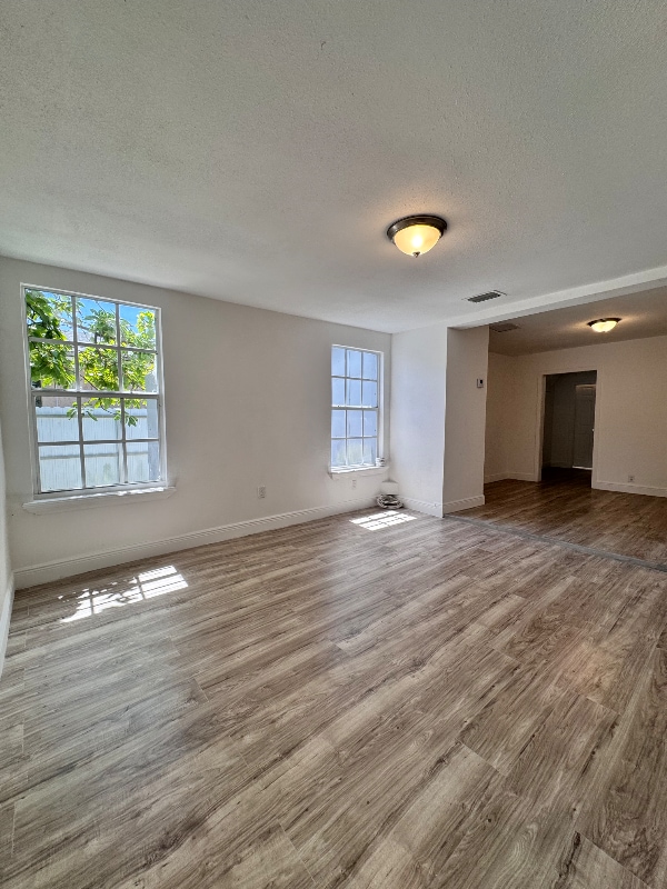 276 E 12th St in Hialeah, FL - Foto de edificio - Building Photo