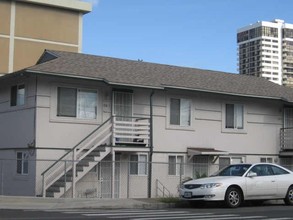 758 Isenberg St in Honolulu, HI - Building Photo - Building Photo