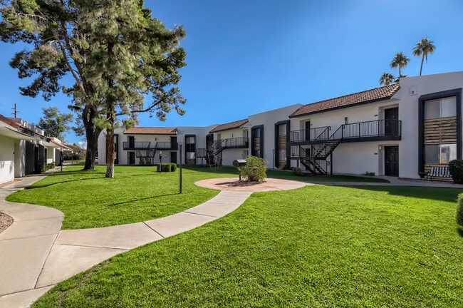 Tempe Vista in Tempe, AZ - Building Photo - Building Photo