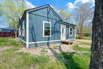 520 E Walnut St in Seguin, TX - Building Photo - Building Photo