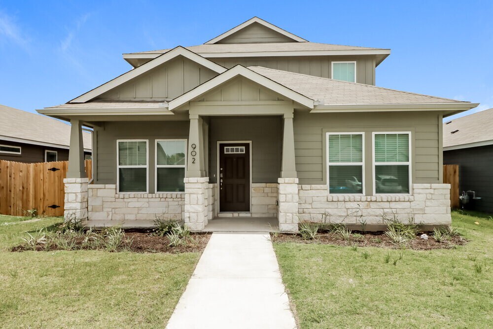 902 Main St in Hutto, TX - Foto de edificio