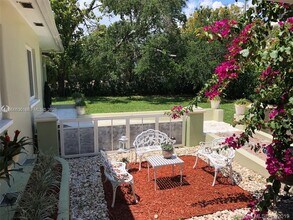 5450 Sunset Dr in Miami, FL - Building Photo - Building Photo